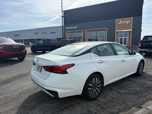 Glacier White 2025 Nissan Altima 2.5 SV