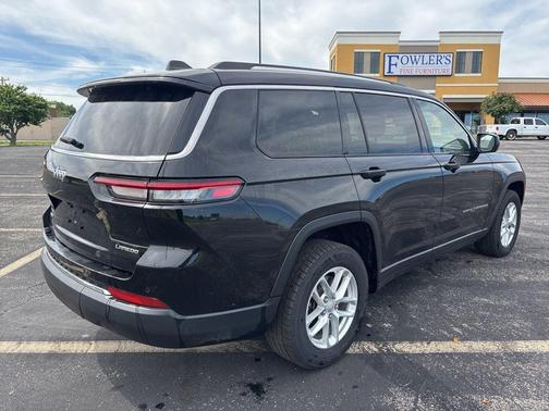 Diamond Black Crystal Pearlcoat 2023 Jeep Grand Cherokee L Laredo