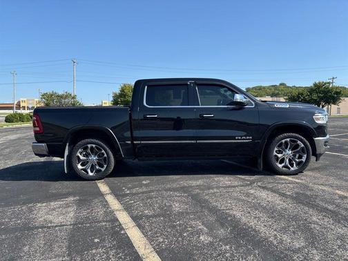 Diamond Black Crystal Pearlcoat 2022 RAM 1500 Limited