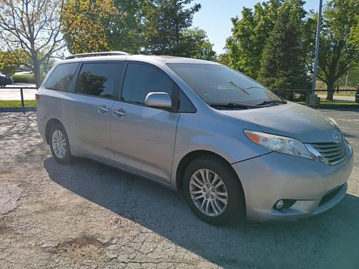 Silver Sky Metallic 2017 Toyota Sienna XLE