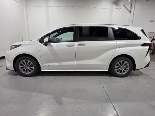 2021 Toyota Sienna XLE 8 Passenger