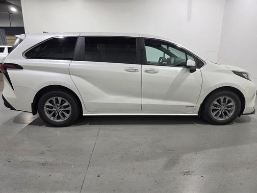 2021 Toyota Sienna XLE 8 Passenger