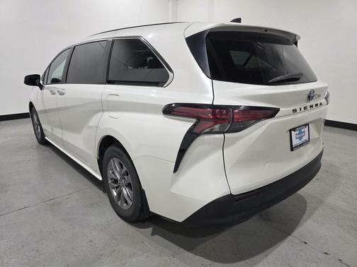 2021 Toyota Sienna XLE 8 Passenger