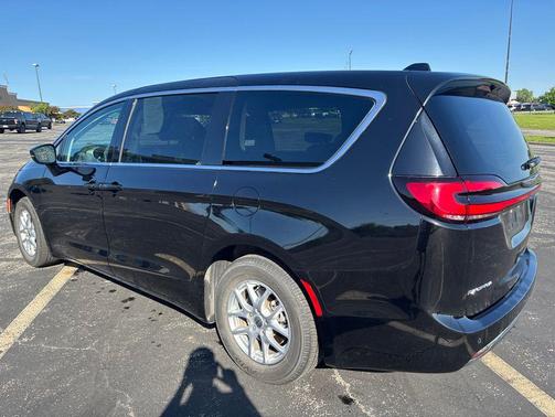 Diamond Black Crystal Pearlcoat 2024 Chrysler Pacifica Touring L