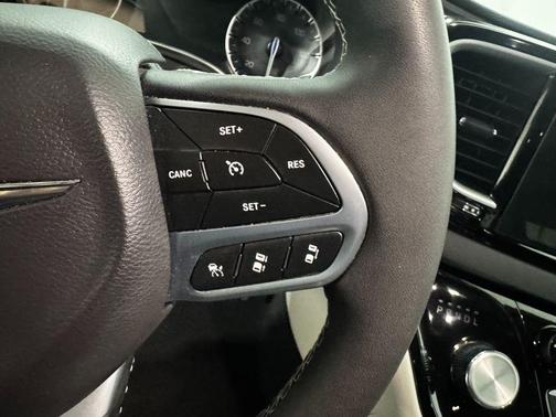 Diamond Black Crystal Pearlcoat 2024 Chrysler Pacifica Touring L