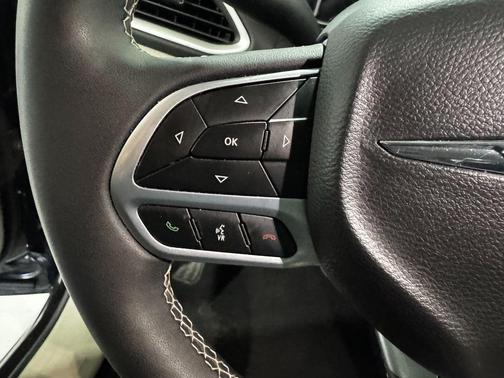 Diamond Black Crystal Pearlcoat 2024 Chrysler Pacifica Touring L