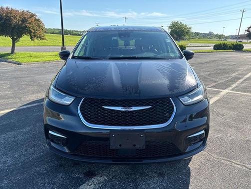 Diamond Black Crystal Pearlcoat 2024 Chrysler Pacifica Touring L