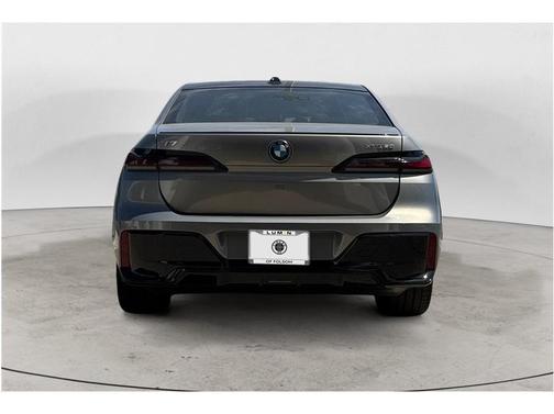 Oxide Grey Metallic 2024 BMW i7 xDrive60