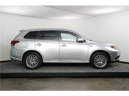 Alloy Silver Metallic 2022 Mitsubishi Outlander PHEV LE