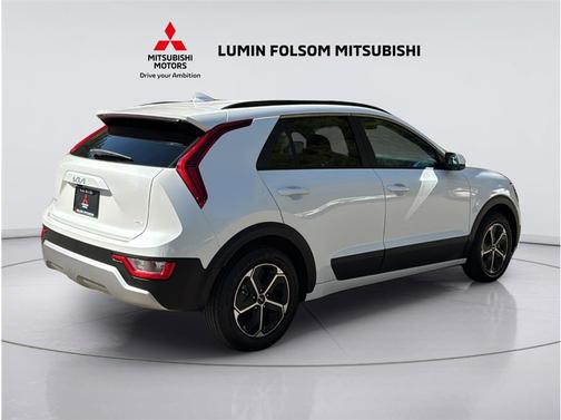 Snow White Pearl 2025 Kia Niro LX