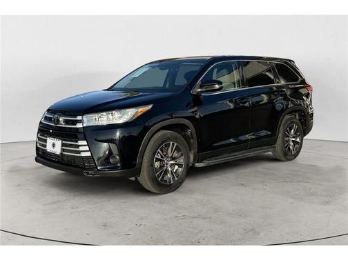Midnight Black Metallic 2019 Toyota Highlander LE