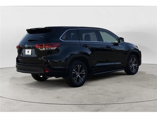 Midnight Black Metallic 2019 Toyota Highlander LE