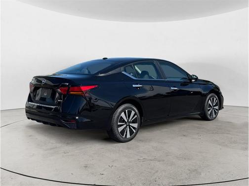Super Black 2022 Nissan Altima 2.5 SV