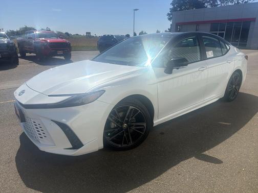 Wind Chill Pearl w/Midnight Black Metallic Roof 2026 Toyota Camry XSE