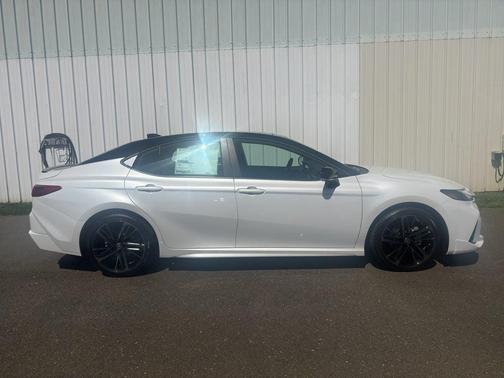 Wind Chill Pearl w/Midnight Black Metallic Roof 2026 Toyota Camry XSE