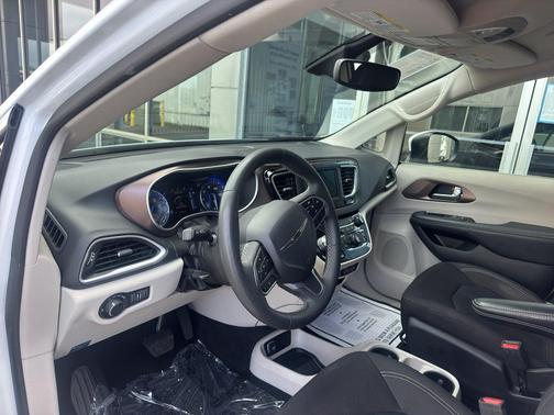 Bright White Clearcoat 2023 Chrysler Voyager LX