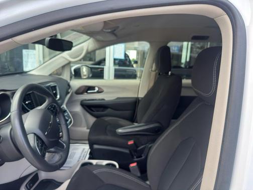 Bright White Clearcoat 2023 Chrysler Voyager LX