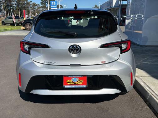 Classic Silver Metallic w/Black Roof 2027 Toyota Corolla SE