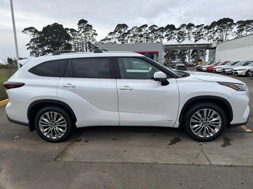 2026 Toyota Highlander Hybrid Platinum