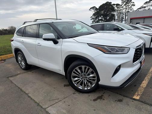 2026 Toyota Highlander Hybrid Platinum