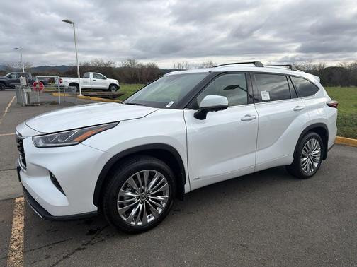 2026 Toyota Highlander Hybrid Platinum
