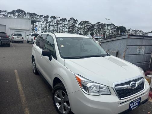 Crystal White Pearl 2016 Subaru Forester 2.5i