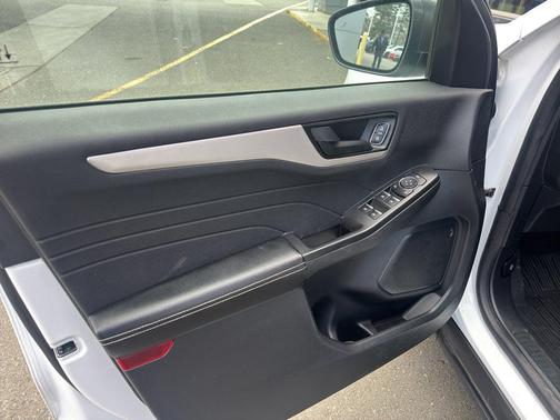 Oxford White 2022 Ford Escape SE