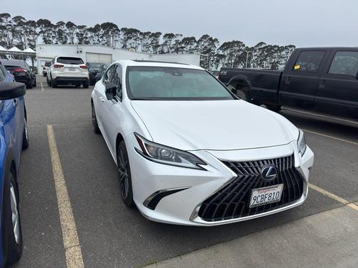 2022 Lexus ES 300h Base