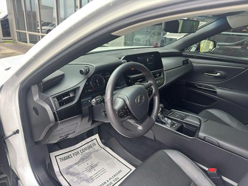 2022 Lexus ES 300h Base