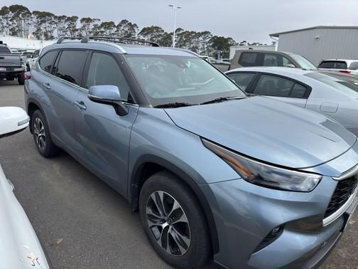 Moon Dust 2023 Toyota Highlander XLE