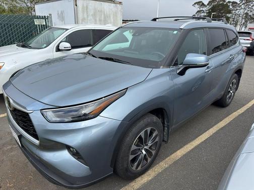 Moon Dust 2023 Toyota Highlander XLE