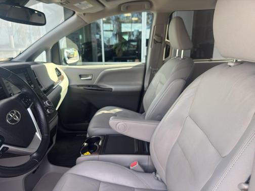 2018 Toyota Sienna XLE Premium