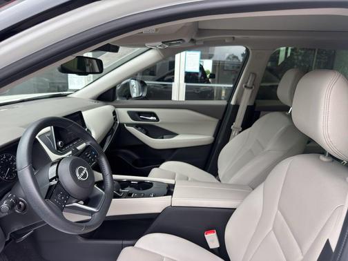 Pearl White Tricoat/Super Black 2023 Nissan Rogue SL