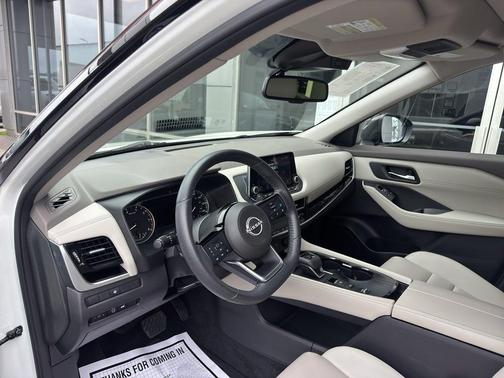 Pearl White Tricoat/Super Black 2023 Nissan Rogue SL