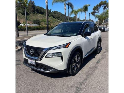 Pearl White Tricoat/Super Black 2023 Nissan Rogue SL