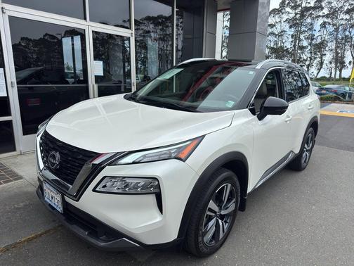 Pearl White Tricoat/Super Black 2023 Nissan Rogue SL