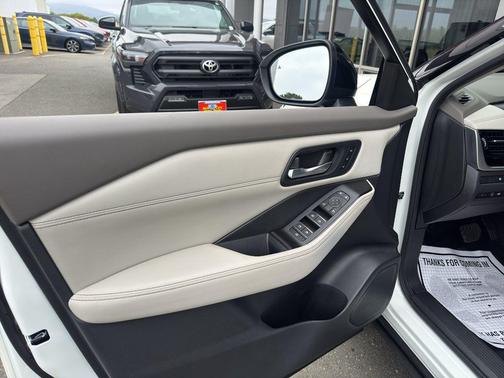 Pearl White Tricoat/Super Black 2023 Nissan Rogue SL