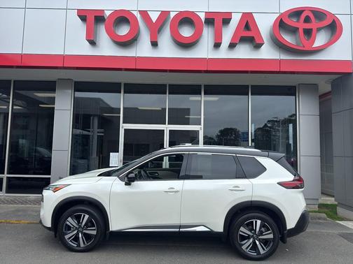 Pearl White Tricoat/Super Black 2023 Nissan Rogue SL