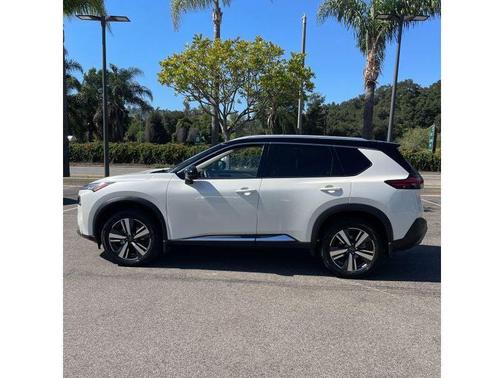 Pearl White Tricoat/Super Black 2023 Nissan Rogue SL