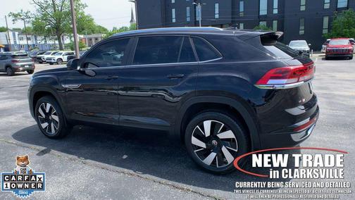 Deep Black 2024 Volkswagen Atlas Cross Sport 2.0T SE w/Technology