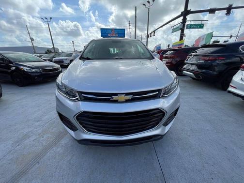 Silver Ice Metallic 2018 Chevrolet Trax LS