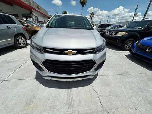 Silver Ice Metallic 2018 Chevrolet Trax LS