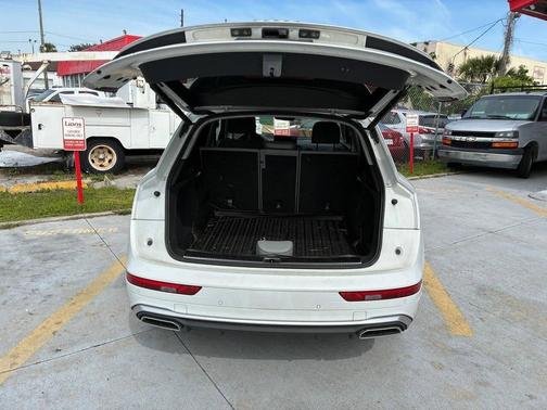 Glacier White Metallic 2022 Audi Q5 45 S line Prestige
