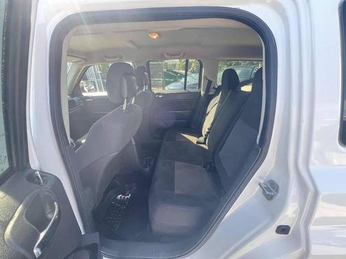 Bright White Clearcoat 2013 Jeep Patriot Sport