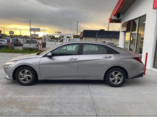 2021 Hyundai ELANTRA SE