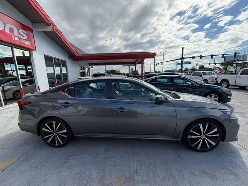 2021 Nissan Altima SR FWD