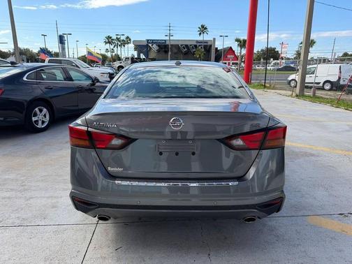 2021 Nissan Altima SR FWD