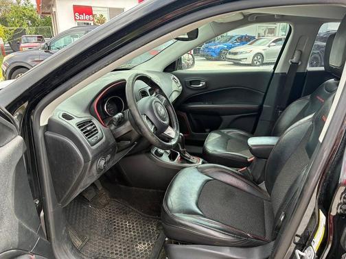 Diamond Black Crystal Pearlcoat 2019 Jeep Compass Trailhawk
