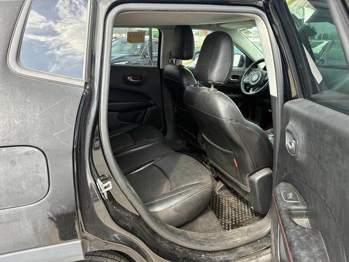 Diamond Black Crystal Pearlcoat 2019 Jeep Compass Trailhawk