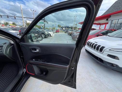 Diamond Black Crystal Pearlcoat 2019 Jeep Compass Trailhawk